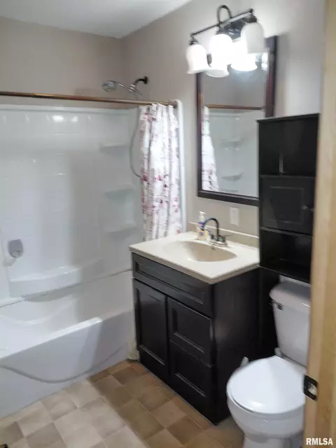Bath - 505 Baxter Ct, Canton, IL 61520 photo 1 of 3