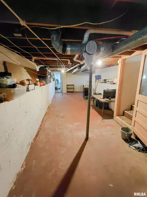 Entry Way - 505 Baxter Ct, Canton, IL 61520 photo 3 of 3