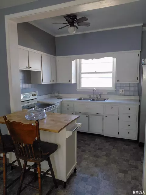 Kitchen - 505 Baxter Ct, Canton, IL 61520 photo 1 of 2