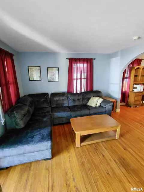Living - 505 Baxter Ct, Canton, IL 61520 photo 1 of 1
