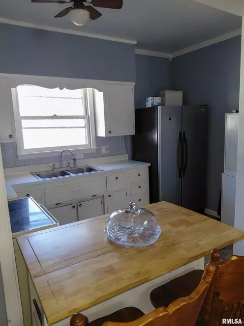 Kitchen - 505 Baxter Ct, Canton, IL 61520 photo 2 of 2
