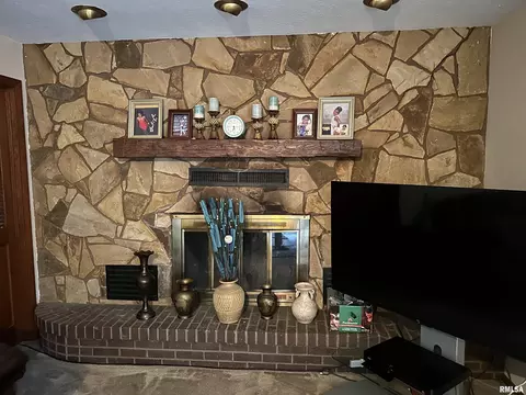 Living - 1208 Roberta Dr, Murphysboro, IL 62966 photo 2 of 2