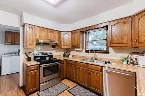 Kitchen - 7468 Norris Dr, Marion, IL 62959 photo 2 of 4