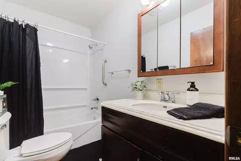 Bath - 7468 Norris Dr, Marion, IL 62959 photo 3 of 4