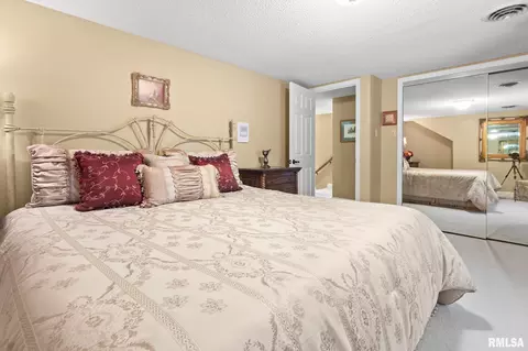 Bedroom - 12797 Route 37 Rte, Marion, IL 62959 photo 4 of 10