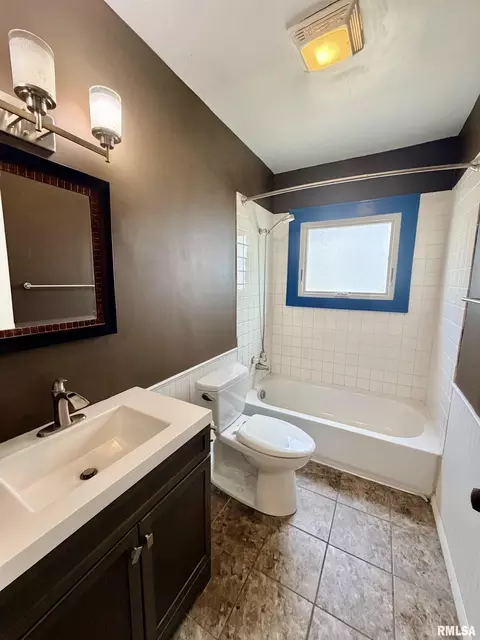 Bath - 508 N Callender St, Eureka, IL 61530 photo 1 of 2