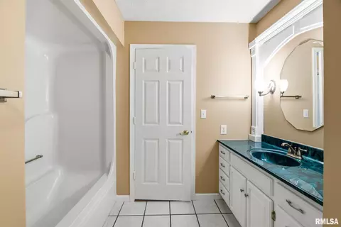 Bath - 1603 S Eugene Ln, Marion, IL 62959 photo 7 of 8