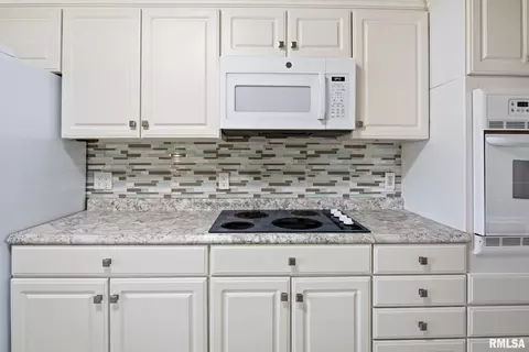 Kitchen - 1603 S Eugene Ln, Marion, IL 62959 photo 2 of 4
