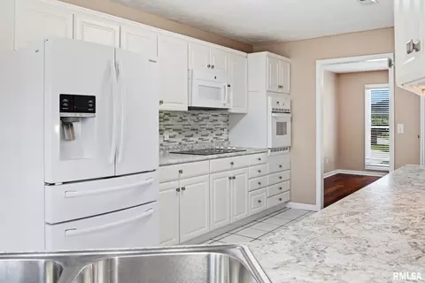 Kitchen - 1603 S Eugene Ln, Marion, IL 62959 photo 3 of 4