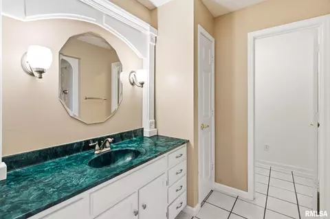 Bath - 1603 S Eugene Ln, Marion, IL 62959 photo 6 of 8