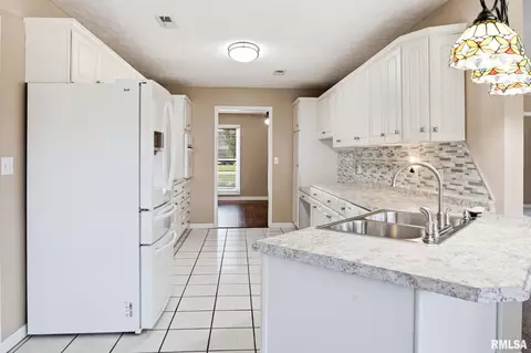 Kitchen - 1603 S Eugene Ln, Marion, IL 62959 photo 4 of 4