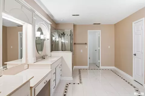 Bath - 1603 S Eugene Ln, Marion, IL 62959 photo 4 of 8