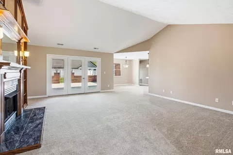 Living - 1603 S Eugene Ln, Marion, IL 62959 photo 3 of 6