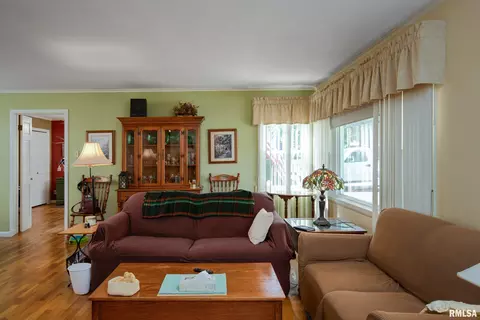 Living - 1903 Suzanne Dr, Marion, IL 62959 photo 1 of 4