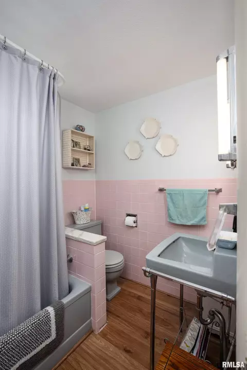 Bath - 1903 Suzanne Dr, Marion, IL 62959 photo 1 of 2