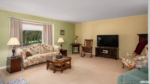 Living - 1903 Suzanne Dr, Marion, IL 62959 photo 4 of 4