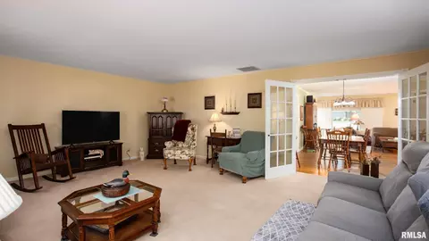 Living - 1903 Suzanne Dr, Marion, IL 62959 photo 3 of 4