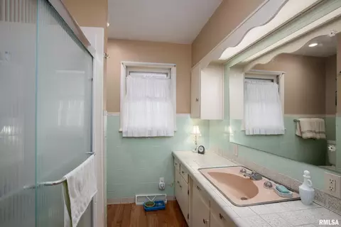 Bath - 1903 Suzanne Dr, Marion, IL 62959 photo 2 of 2