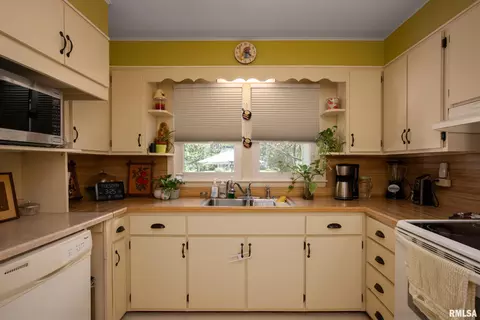 Kitchen - 1903 Suzanne Dr, Marion, IL 62959 photo 1 of 3
