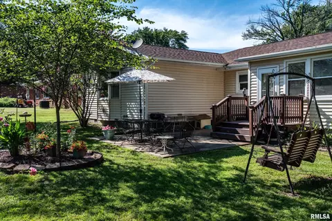Exterior - 1903 Suzanne Dr, Marion, IL 62959 photo 5 of 8