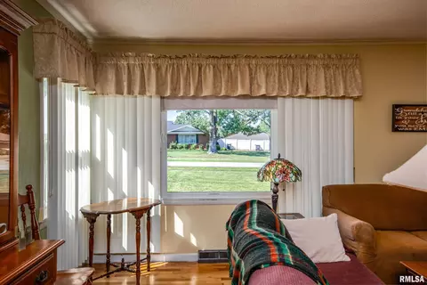 Living - 1903 Suzanne Dr, Marion, IL 62959 photo 2 of 4