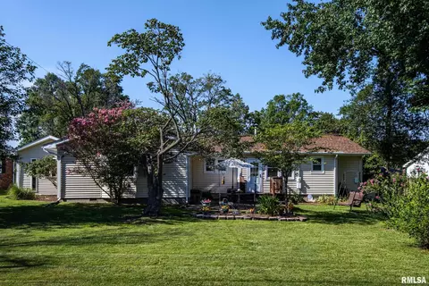 Exterior - 1903 Suzanne Dr, Marion, IL 62959 photo 4 of 8