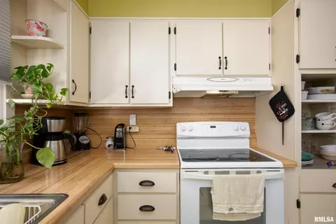 Kitchen - 1903 Suzanne Dr, Marion, IL 62959 photo 2 of 3