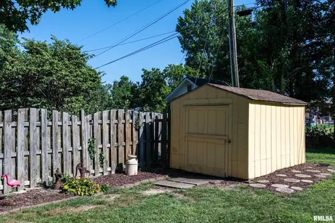 Exterior - 1903 Suzanne Dr, Marion, IL 62959 photo 7 of 8