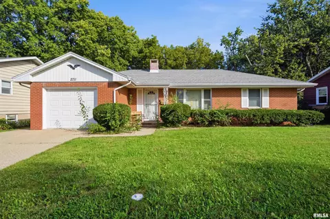 2711 W Castle Ct, Peoria, IL 61614