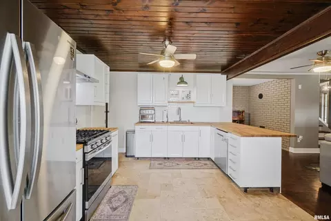 Kitchen - 383 State Route 40, Edelstein, IL 61526 photo 2 of 3