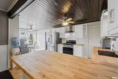 Kitchen - 383 State Route 40, Edelstein, IL 61526 photo 3 of 3