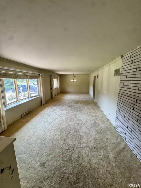 Living - 501 W Crestwood Dr, Eureka, IL 61530 photo 1 of 4