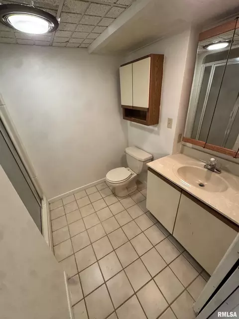 Bath - 501 W Crestwood Dr, Eureka, IL 61530 photo 3 of 3