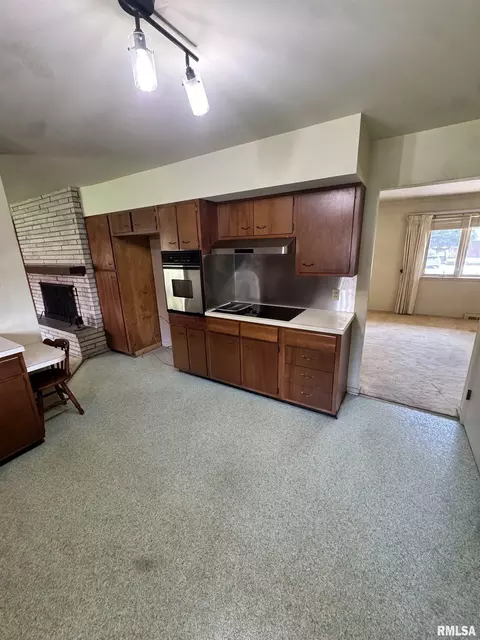 Kitchen - 501 W Crestwood Dr, Eureka, IL 61530 photo 2 of 4