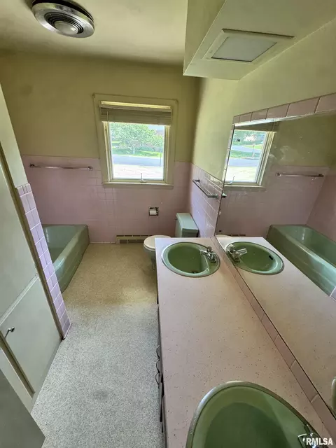 Bath - 501 W Crestwood Dr, Eureka, IL 61530 photo 1 of 3