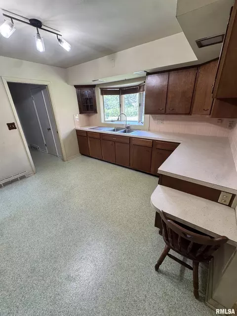 Kitchen - 501 W Crestwood Dr, Eureka, IL 61530 photo 1 of 4