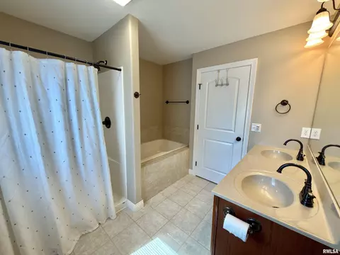 Bath - 1400 Jadens Way, Washington, IL 61571 photo 2 of 6