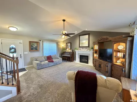 Living - 1400 Jadens Way, Washington, IL 61571 photo 2 of 4