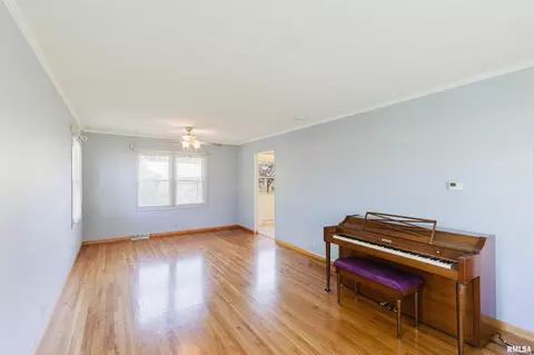Living - 3012 Eden Park Dr, Herrin, IL 62948 photo 1 of 8