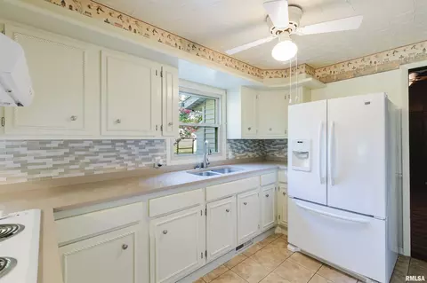 Kitchen - 3012 Eden Park Dr, Herrin, IL 62948 photo 1 of 2