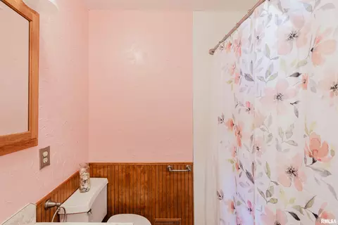 Bath - 3012 Eden Park Dr, Herrin, IL 62948 photo 5 of 6