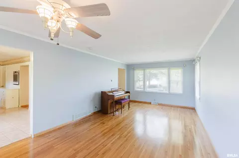 Living - 3012 Eden Park Dr, Herrin, IL 62948 photo 4 of 8