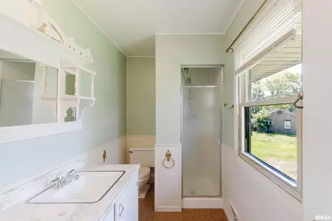 Bath - 3012 Eden Park Dr, Herrin, IL 62948 photo 3 of 6