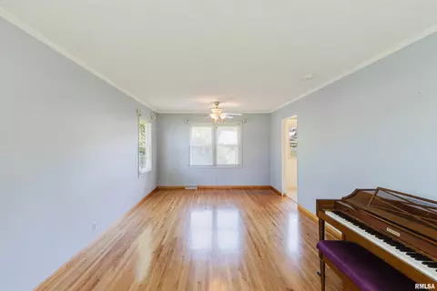Living - 3012 Eden Park Dr, Herrin, IL 62948 photo 3 of 8