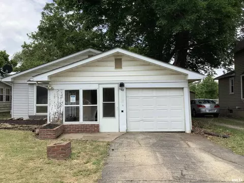 152 N Oak St, Farmington, IL 61531