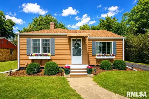 2381 N State Route 8 Rte, Elmwood, IL 61529