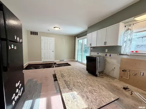 Kitchen - 703 S Hadfield St, Marion, IL 62959 photo 2 of 2