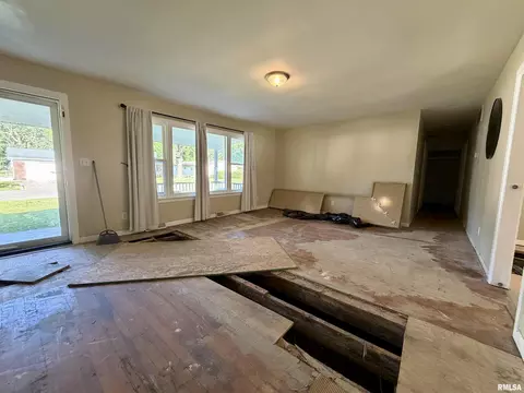 Living - 703 S Hadfield St, Marion, IL 62959 photo 2 of 2