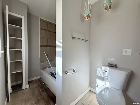 Bath - 703 S Hadfield St, Marion, IL 62959 photo 2 of 2
