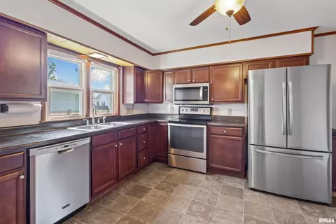 Kitchen - 600 E Reeves St, Marion, IL 62959 photo 2 of 2